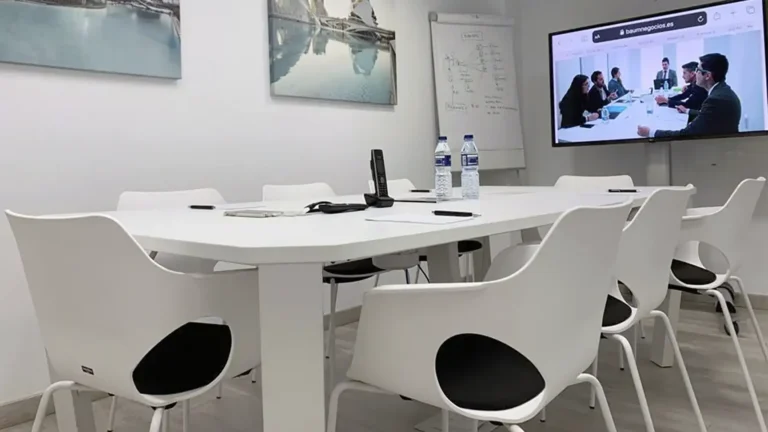 Sala de reuniones profesional en Valencia preparada para recibir clientes