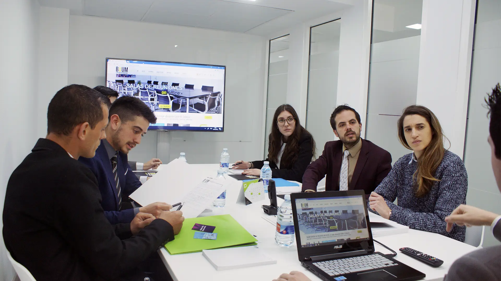 El ROI de una reunión presencial: por qué el entorno decide el “sí” del cliente 1 Sala de reuniones en Calle Colón, Valencia, con pantalla para presentaciones